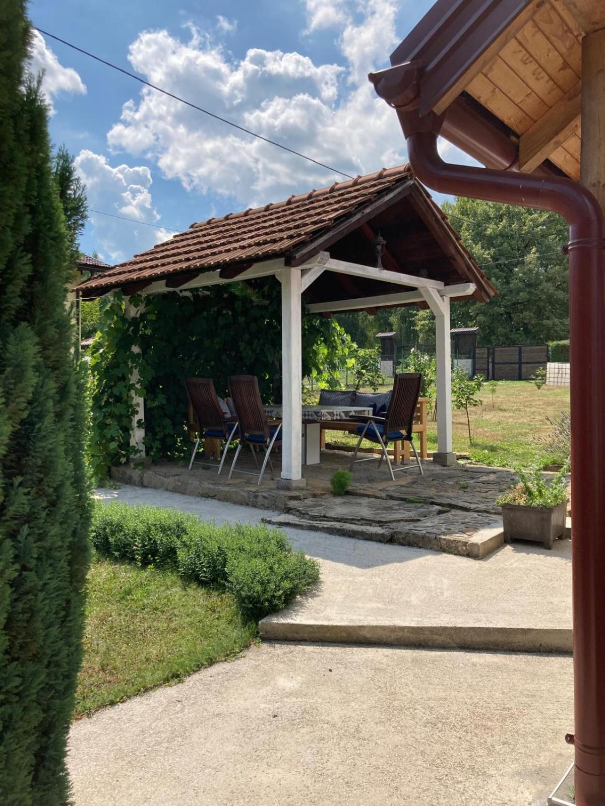 Holiday Home Tunnel Ravne Visoko Bagian luar foto
